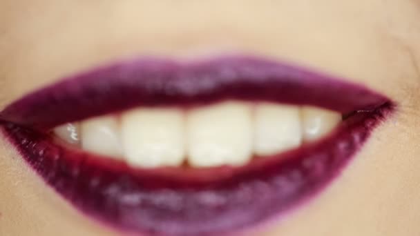 Piękny uśmiech z teeths białe i różowe usta — Wideo stockowe