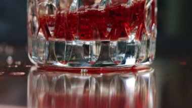 Ağır çekim cam alt sıçramasına içki