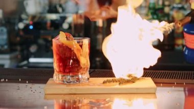 Bir kokteyl için biberiye kavurma