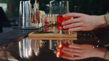 eller bir erkek ve bir kadın kokteyler bardaki alarak sayacı