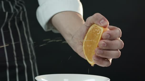 Der Koch drückt den Orangensaft aus — Stockvideo