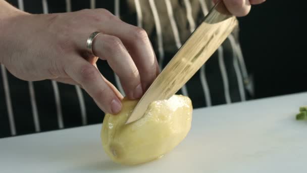 Chef knife cut the mango on the Board — Stock Video