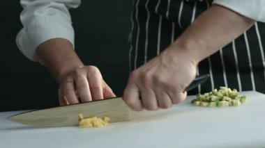 Şef güzel bir gemide bir olgun mango keser.