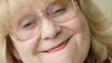 Yaşlı kadın sallıyor ve yeterince kabul eder