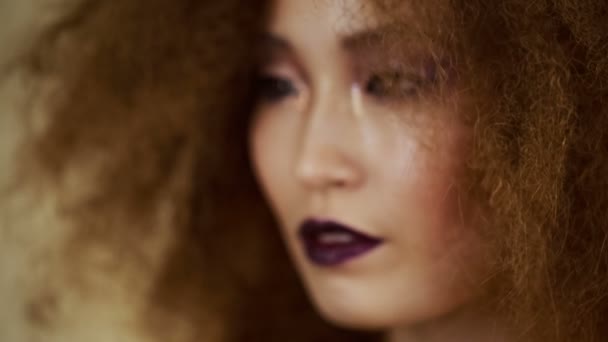 Schöne asiatische Mädchen mit einem hellen Aussehen blickte in die Kamera — Stockvideo