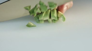 Soyulmuş avokado dilimleri closeup bir bıçak ile kesmek