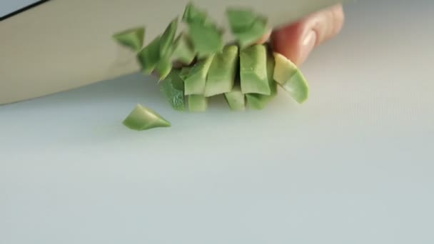 Skalade avocado skär med en kniv i skivor närbild — Stockvideo