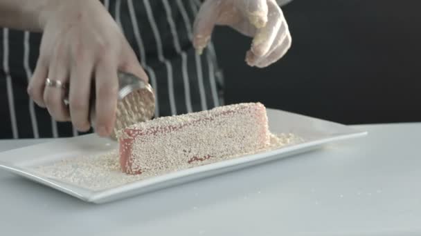 Um chef usando luvas polvilhe filé de atum gergelim — Vídeo de Stock