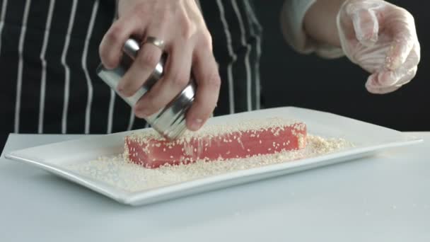 Les mains des cuisiniers retournent le filet de thon sur une assiette blanche — Video