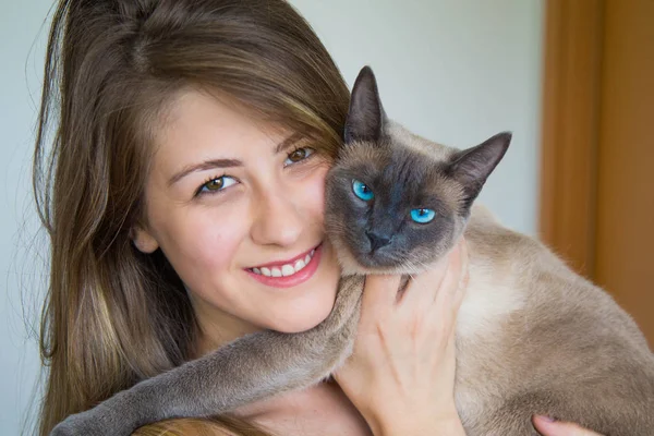 mutlu genç kadın kedisi arıyorum