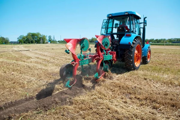 Traktor dengan bajak — Stok Foto