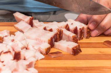 Kesme pastırma yapma ile kesik bir kesme tahtası üzerinde çelik