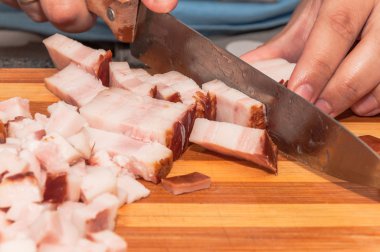 Kesme pastırma yapma ile kesik bir kesme tahtası üzerinde çelik