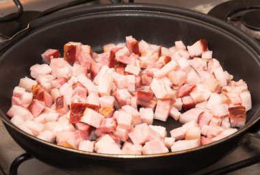 Siyah bir tavada kızartma başlamak için hazır taze pastırma