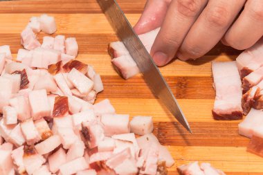 Küçük parçalar halinde pastırma Dilimleme