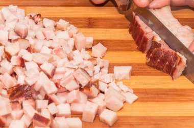 Domuz pastırması daha büyük parçalar küçük küpler halinde kesilmesi