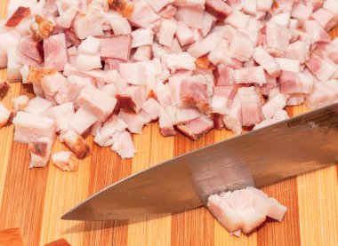 Küçük parçalar ve bir bıçak Dilimleme pastırma