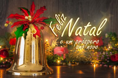Neşeli Noel mesajı Portekizce. Noel ışıkları ve altın çan arka plan ile Feliz Natal e um prospero ano novo ileti. 
