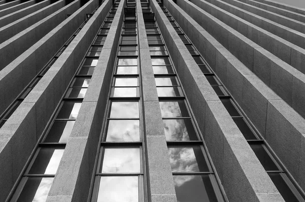 Onderop perspectief van een gebouw. — Stockfoto