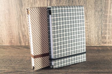 İki el yapımı not defteri anımsatıcıları hayat veya iş yazmak için kullanılan kumaş ile dekore edilmiş.