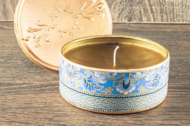 El yapımı mum altın yuvarlak kutusunda yaptığınız dokulu kumaş ile dekore edilmiştir..