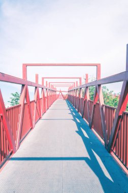 Metal yapı ile kırmızı köprü. Perspektif, uzun yaya geçidi satırlarında.
