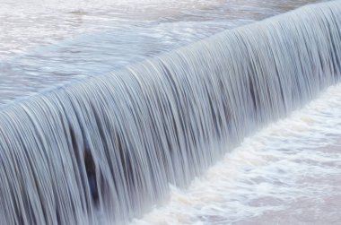 Gölün şelalesi. Gölden düşen yapay su.