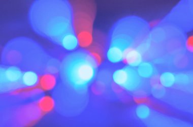 Mavi parti ışıkları bulanık. Mavi ve kırmızı ışıklar içinde bulanık zoom sonuç