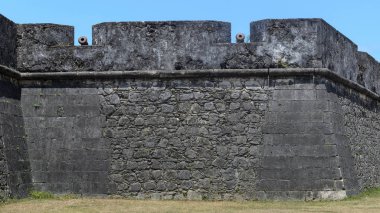 Joao Pessoa City Cabedelo Forte de Santa Catarina büyük duvar üzerinde konumlandırılmış eski demir silah yapmak. 
