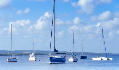 Praia resmini yapmak Jacare beach, tekne limanda birkaç tekne yan yana.