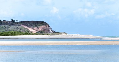 Sandbanks Joao Pessoa Türkçe, Brezilya sahilde denizin ortasında.