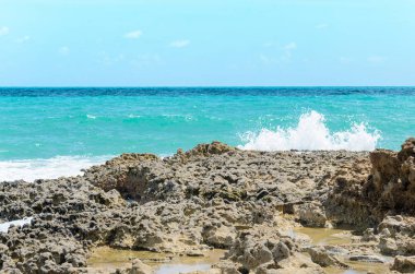 Kayalar denizin dalgaları tarafından deldi.