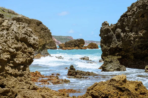 Formações rochosas erodidas pela força da água do mar . — Fotografia de Stock