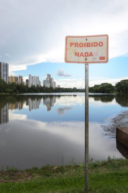 Uyarı işareti Londrina şehir içinde göl Igapo yüzmeyi yasaklanmış. Proibido Nadar Portekizce.
