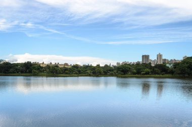 Şehir ve mavi gökyüzü su yansıtan Gölü. 