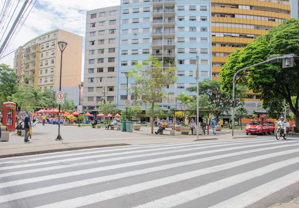 Centro de Londrina. Gente caminando entre las tiendas del centro . — Foto de Stock