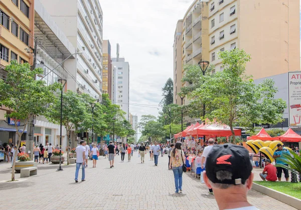Centrum van Londrina. Mensen lopen tussen de winkels in de binnenstad. — Stockfoto