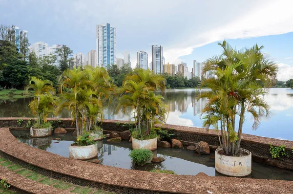 Lac Igapo à Londrina. Structure en pierres décoratives avec quelques palmiers . — Photo