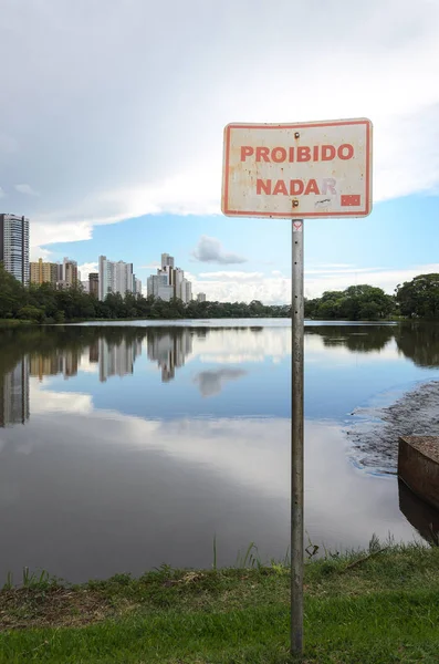 Uyarı işareti Londrina şehir içinde göl Igapo yüzmeyi yasaklanmış. Proibido Nadar Portekizce.