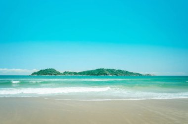 Campeche Adası: Plaj ve güzel bir güneşli gün üzerinde arka planda bir ada 