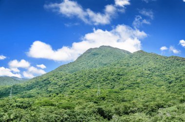 Peyzaj: Yaz dağlar yeşil çim ve koyu mavi bulutlu gökyüzü güneşli bir güzel