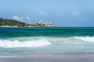 Plaj ve arka planda bir ada