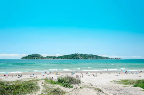 Les gens sur la plage de Campeche avec une eau verte et l'île de Campeche — Photo