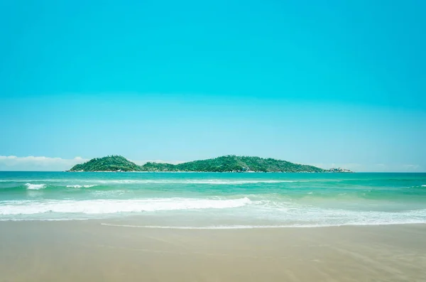 Campeche Island: Praia e uma ilha ao fundo em um belo dia ensolarado Fotos De Bancos De Imagens Sem Royalties