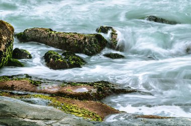 Uzun pozlama fotoğraf kayaların üzerine çalışan deniz suyu