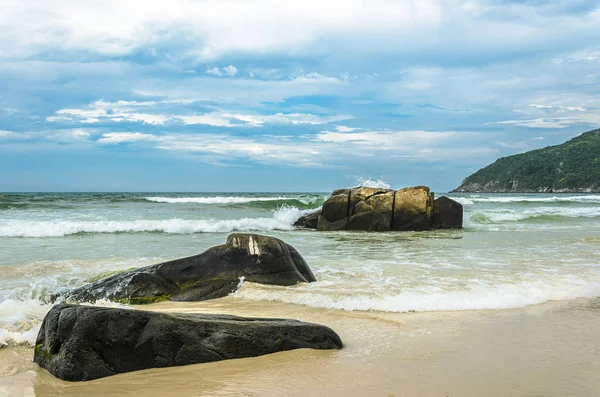 Seascape: Pedras enormes à beira-mar com salpicos de água — Fotografia de Stock