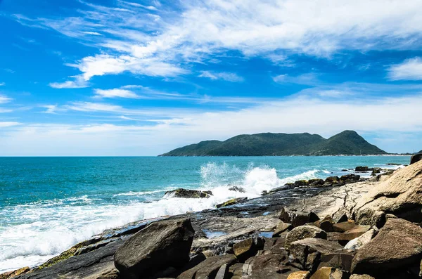 Costa cheia de rochas e ondas de mar atingindo as rochas — Fotografia de Stock