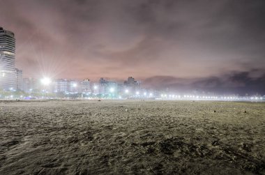 Yıkananlara Santos Beach kumda bıraktığı çöp