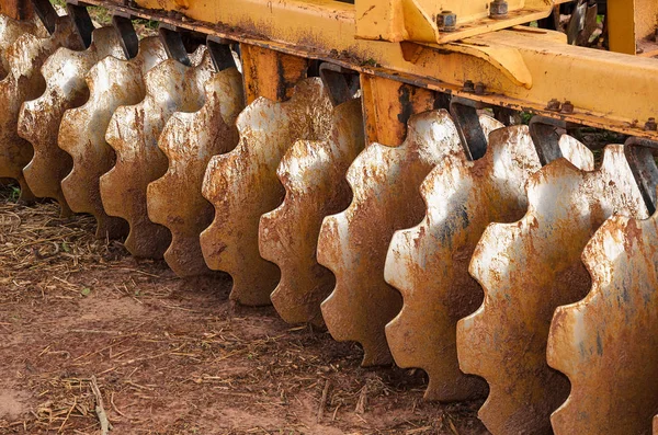 Feche as lâminas de um trator que arado a terra . — Fotografia de Stock