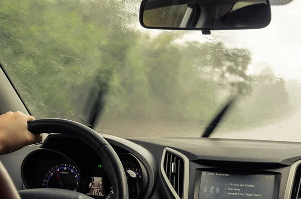 비오는 날에도 움직이는 자동차의 인테리어 — 스톡 사진